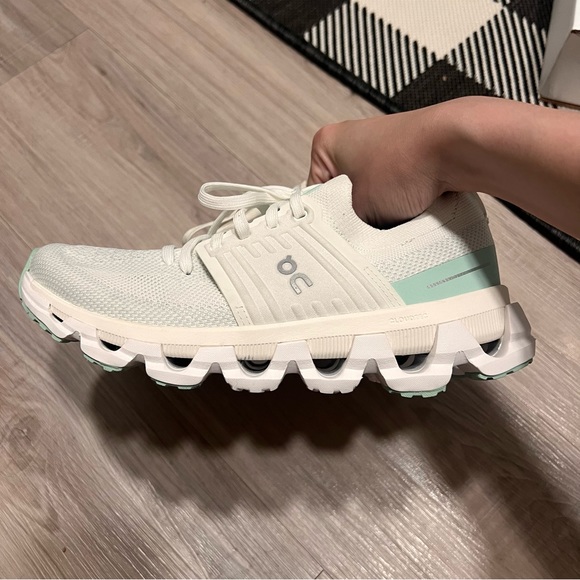 On Cloudswift Shoes - Picture 2 of 5